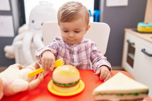 Uroczy Biały Chłopiec Bawiący Się Lalką Zabawką Żywnościową Przedszkolu — Zdjęcie stockowe
