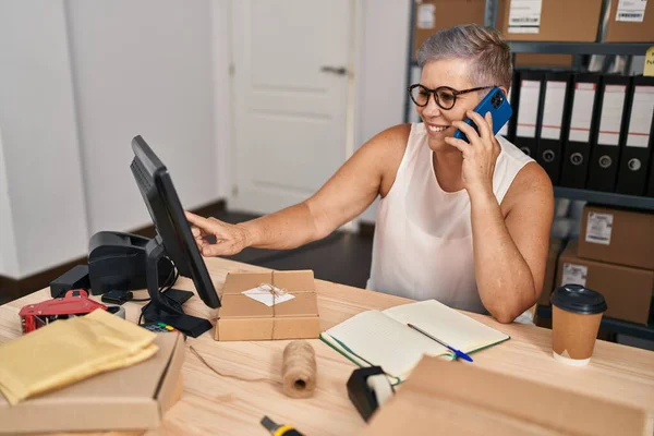 Middle Age Woman Ecommerce Business Worker Talking Smartphone Office — Foto de Stock