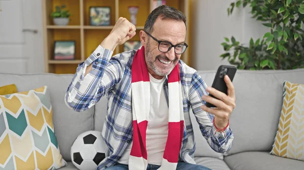 Hombre Mediana Edad Que Apoya Equipo Fútbol Viendo Juego Teléfono — Foto de Stock
