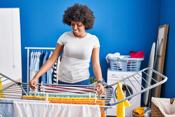 Afro Amerikaanse Vrouw Glimlachen Zelfverzekerd Opknoping Kleren Waslijn Wasruimte — Stockfoto