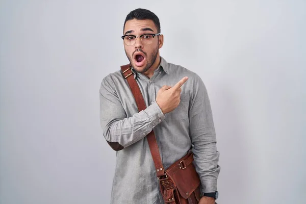 Young Hispanic Man Wearing Suitcase Surprised Pointing Finger Side Open — Stock Photo, Image