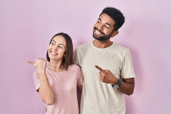 Jong Hispanic Paar Samen Roze Achtergrond Glimlachen Met Gelukkig Gezicht — Stockfoto
