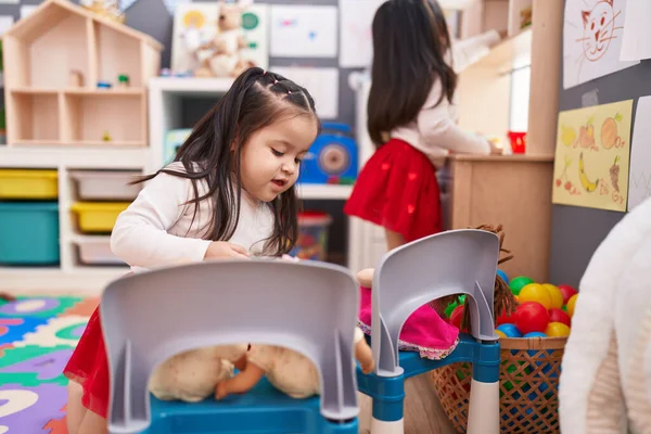 스러운 소녀들 유치원에서 주방에서 식사를 — 스톡 사진