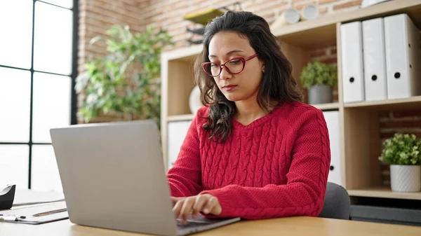 Young Beautiful Hispanic Woman Business Worker Using Laptop Working Office — Stock Fotó