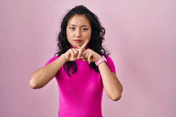 Jonge Aziatische Vrouw Staan Roze Achtergrond Afwijzing Expressie Kruisen Vingers — Stockfoto