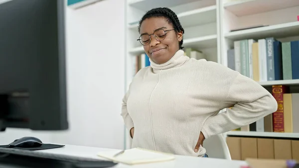 Estudiante Afroamericana Usando Computadora Sufriendo Por Dolor Espalda Universidad Biblioteca —  Fotos de Stock