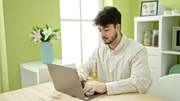 Νεαρός Ισπανός Που Χρησιμοποιεί Φορητό Υπολογιστή Καθισμένος Στο Τραπέζι Στην — Φωτογραφία Αρχείου
