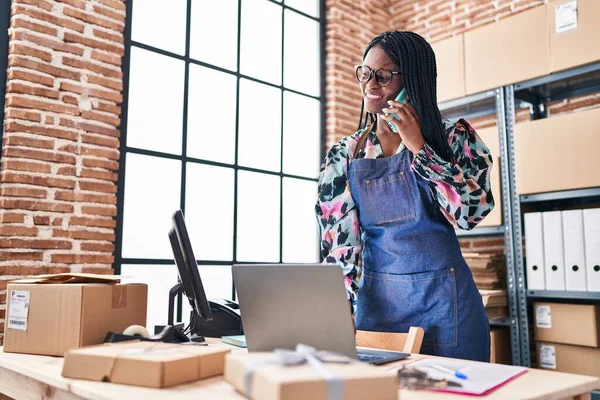 Африканська Жінка Екомерс Діловий Працівник Допомогою Ноутбука Розмовляє Смартфону Офісі — стокове фото