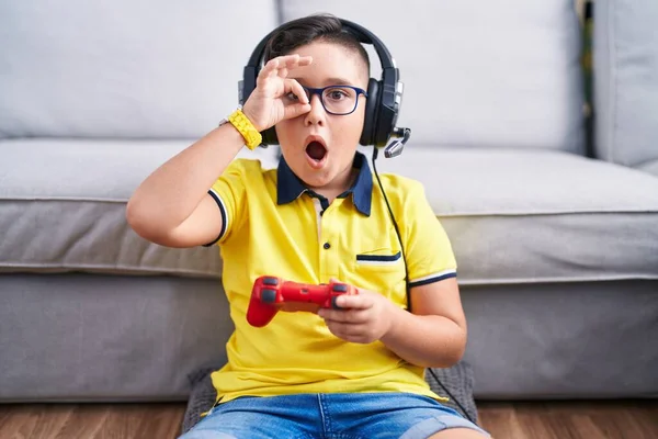 Joven Niño Hispano Jugando Videojuego Sosteniendo Controlador Usando Auriculares Haciendo —  Fotos de Stock