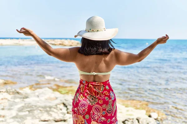 惊慌失措 头戴比基尼 头戴夏帽的女游客在海滨张开双臂 — 图库照片