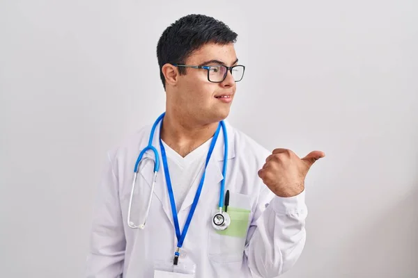 Sendromlu Genç Spanyol Adam Doktor Üniforması Giyiyor Steteskop Gülümsüyor — Stok fotoğraf