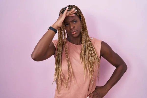 Африканская Американка Плетеными Волосами Стоящими Розовом Фоне Беспокоилась Подчеркивала Проблему — стоковое фото