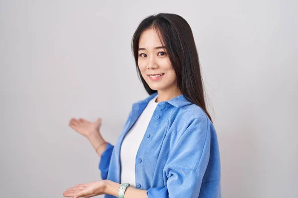 Jonge Chinese Vrouw Staan Witte Achtergrond Uitnodigen Gaan Glimlachen Natuurlijk — Stockfoto
