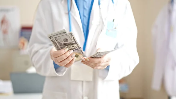 Mujer Joven Caucásica Médico Contando Dólares Clínica — Foto de Stock