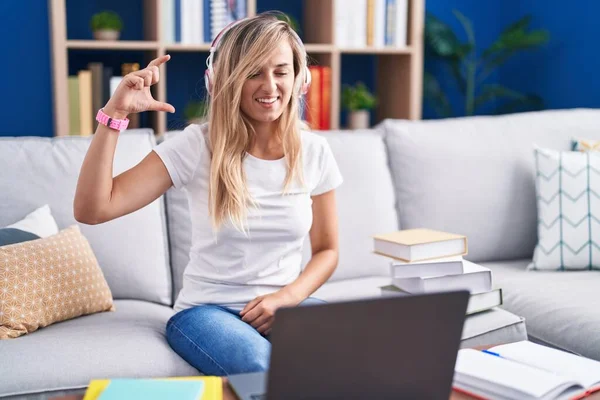 Mulher Loira Jovem Estudando Usando Laptop Computador Casa Sorrindo Gestos — Fotografia de Stock