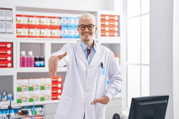 Young Caucasian Man Pharmacist Shake Hand Pharmacy — Stock Photo, Image