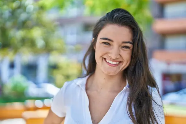 Jonge Spaanse Vrouw Glimlachend Vol Vertrouwen Staand Het Park — Stockfoto
