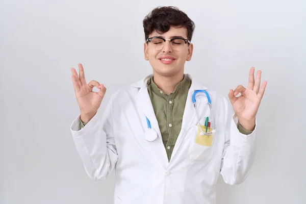 Pemuda Non Biner Mengenakan Seragam Dokter Dan Stetoskop Santai Dan — Stok Foto