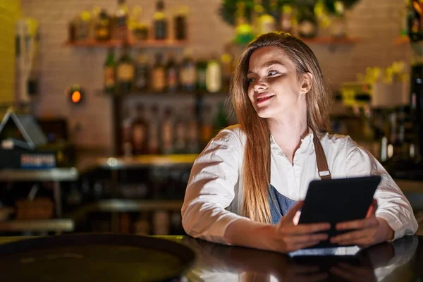 Молода Біла Жінка Офіціантка Посміхається Впевнено Використовуючи Тачпад Ресторані — стокове фото