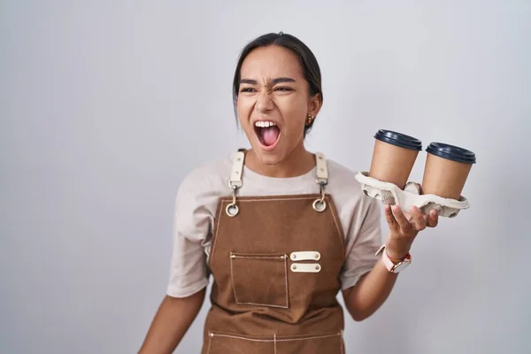 Mujer Hispana Joven Vistiendo Delantal Camarera Profesional Sosteniendo Café Enojado —  Fotos de Stock