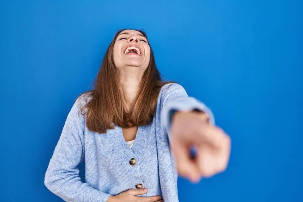 Mladá Žena Stojí Nad Modrým Pozadím Směje Ukazuje Prstem Kameru — Stock fotografie