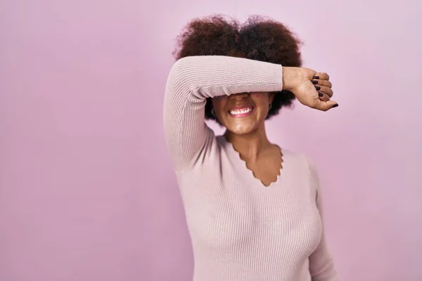 ピンクの背景に立っている若いアフリカ系アメリカ人女性は 陽気で面白い腕で目を覆います 視覚障害の概念 — ストック写真