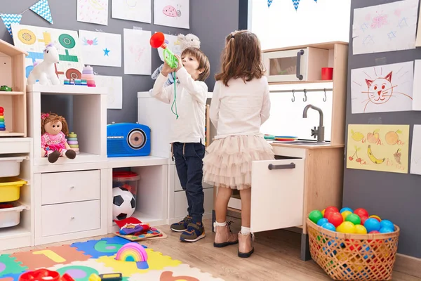 Liebenswerter Junge Und Mädchen Spielen Kindergarten Mit Trompete Spielküche — Stockfoto