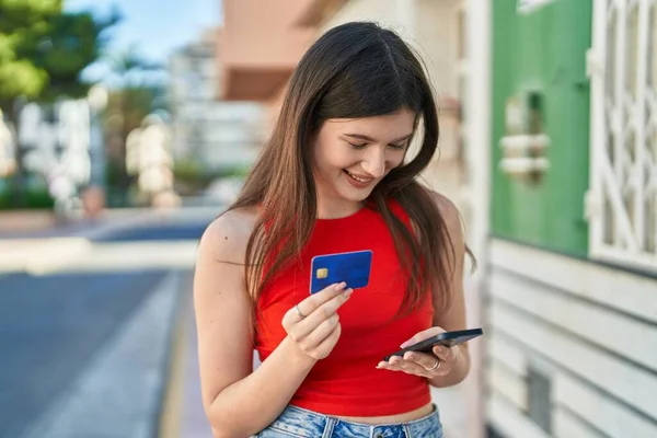 Jonge Blanke Vrouw Met Smartphone Creditcard Straat — Stockfoto