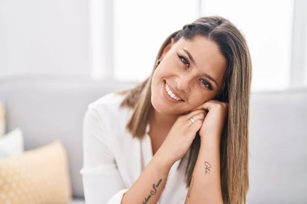Young Hispanic Woman Smiling Confident Sitting Sofa Home — ストック写真