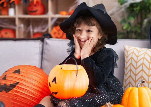 Adorable Chica Hispana Teniendo Fiesta Halloween Con Expresión Sorpresa Casa — Foto de Stock