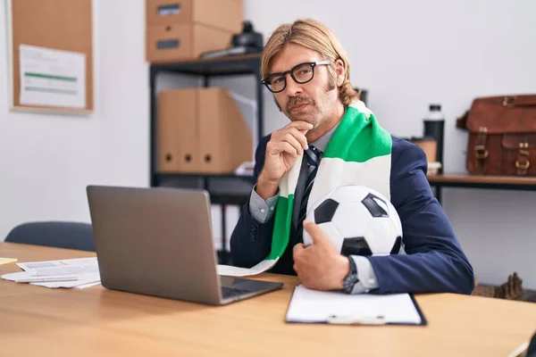 Ofiste Çalışan Bıyıklı Futbol Takımını Destekleyen Ciddi Yüzlü Eli Çenesinde — Stok fotoğraf