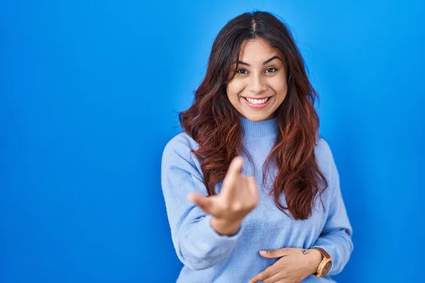 Hispanic Young Woman Standing Blue Background Beckoning Come Here Gesture — Stock Photo, Image