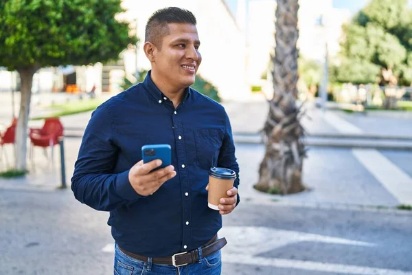 Junger Mann Mit Smartphone Trinkt Kaffee Auf Der Straße — Stockfoto