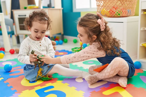 Чарівні Дівчата Грають Іграшкою Динозаврів Сидячи Підлозі Дитячому Саду — стокове фото