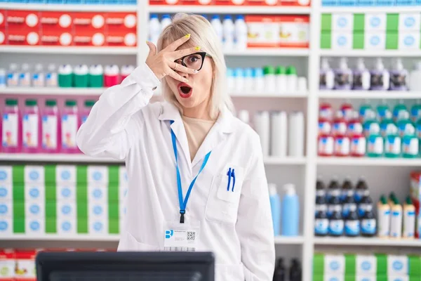 Mulher Caucasiana Jovem Trabalhando Farmácia Farmácia Espreitando Choque Cobrindo Rosto — Fotografia de Stock