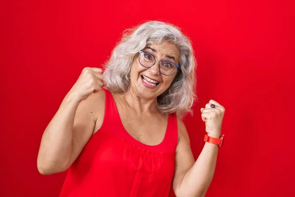 Mujer Mediana Edad Con Pelo Gris Pie Sobre Fondo Rojo — Foto de Stock