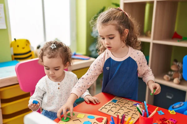 Entzückende Mädchen Spielen Mit Mathe Puzzle Spiel Auf Dem Tisch — Stockfoto