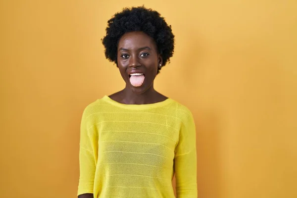 Afrikansk Ung Kvinna Står Över Gul Studio Sticker Tungan Glad — Stockfoto