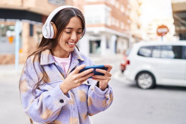 Junge Schöne Hispanische Frau Lächelt Selbstbewusst Videospiel Auf Der Straße — Stockfoto