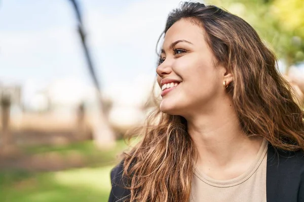 Young Beautiful Hispanic Woman Smiling Confident Looking Side Park — Stock Photo, Image