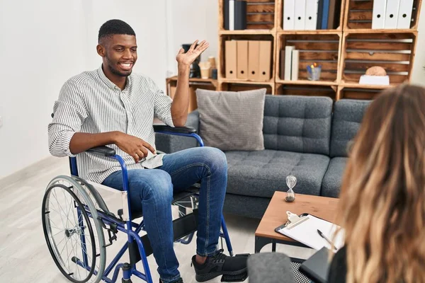 Afroamerikanischer Therapeut Sitzt Rollstuhl Und Lächelt Fröhlich Und Zeigt Mit — Stockfoto