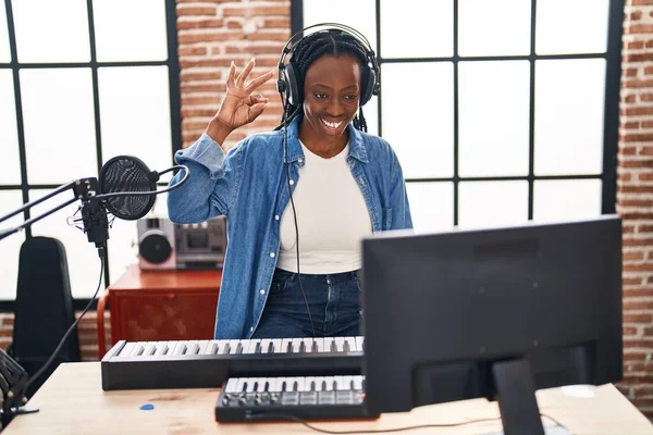 Güzel Siyah Kadın Müzik Stüdyosunda Piyano Çalıyor Parmaklarıyla Imza Atıyor — Stok fotoğraf