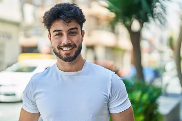 Молодий Іспаномовний Чоловік Посміхається Впевнено Стоїть Вулиці — стокове фото