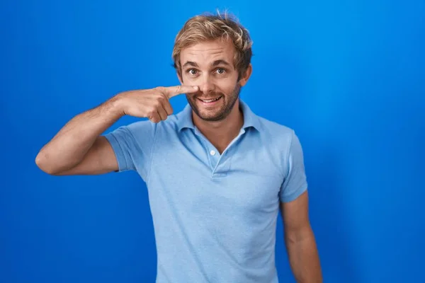 Hombre Caucásico Pie Sobre Fondo Azul Señalando Con Mano Dedo —  Fotos de Stock