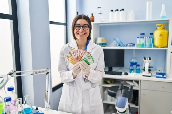Молода Іспаномовна Жінка Працює Науковій Лабораторії Тримає Грошові Купюри Святкуючи — стокове фото