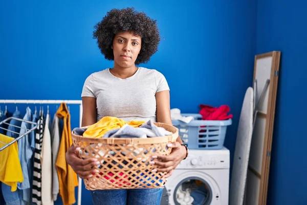 Kirli Çamaşır Sepetini Tutan Kıvırcık Saçlı Siyah Kadın Yüzünde Ciddi — Stok fotoğraf