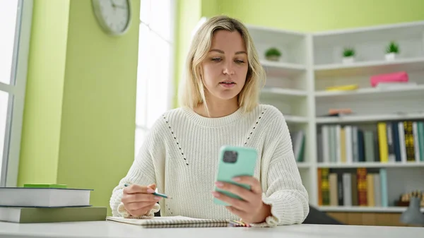 Junge Blonde Studentin Macht Sich Mit Smartphone Notizen Bibliothek — Stockfoto