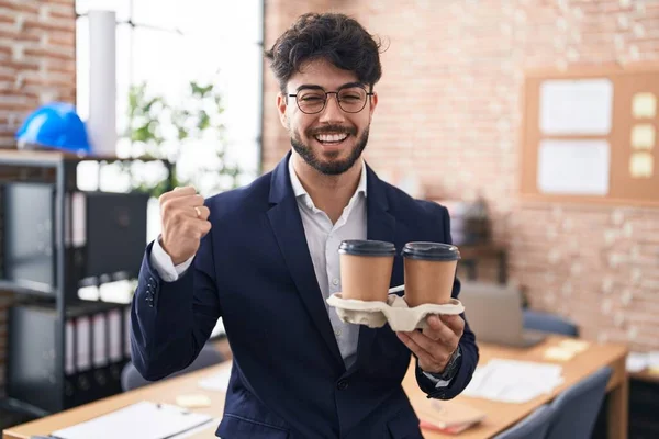 Spaanse Man Met Baard Werkzaam Kantoor Met Koffie Schreeuwend Trots — Stockfoto
