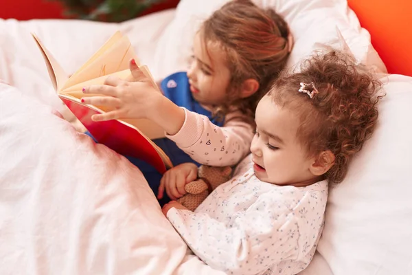 Liebenswerte Mädchen Lesen Buch Das Auf Dem Bett Schlafzimmer Liegt — Stockfoto