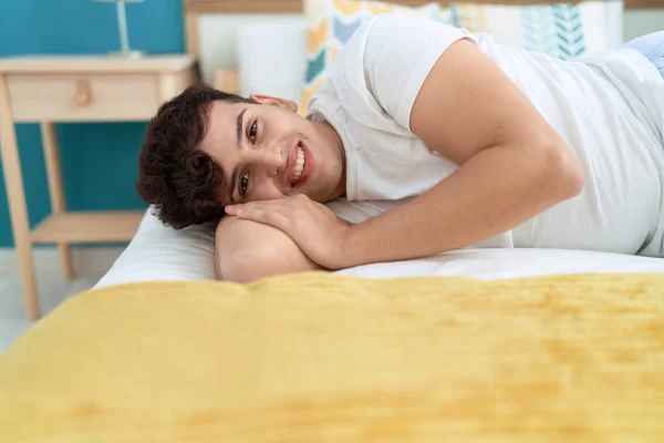 Kili Olmayan Adam Yatakta Kendinden Emin Bir Şekilde Yatıyor — Stok fotoğraf